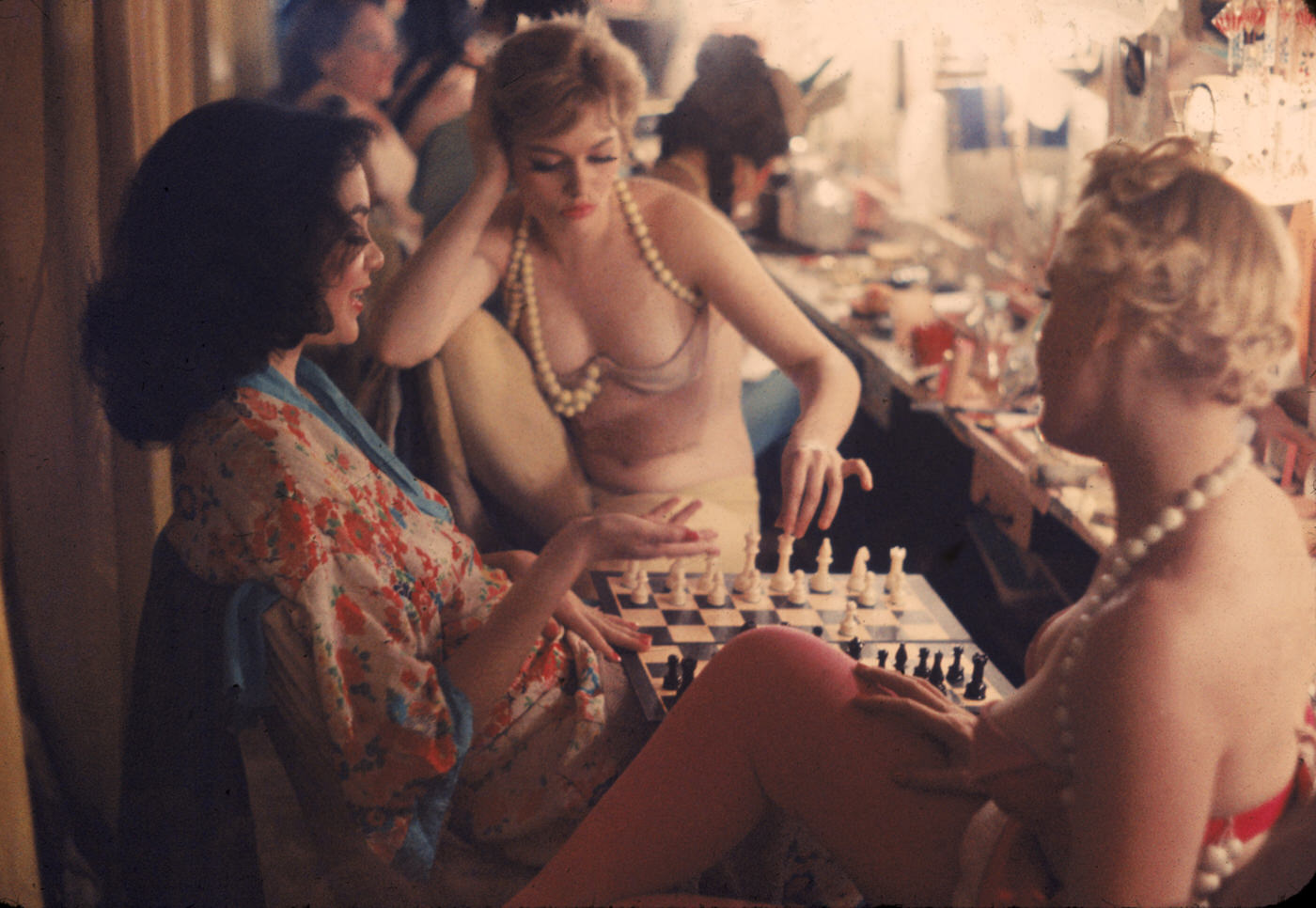 Inside the Glitter and Grit: What Life Was Really Like for Showgirls in 1958 New York Nightclubs Fas