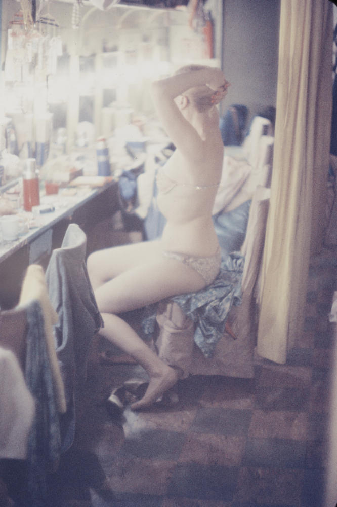 Inside the Glitter and Grit: What Life Was Really Like for Showgirls in 1958 New York Nightclubs Fas