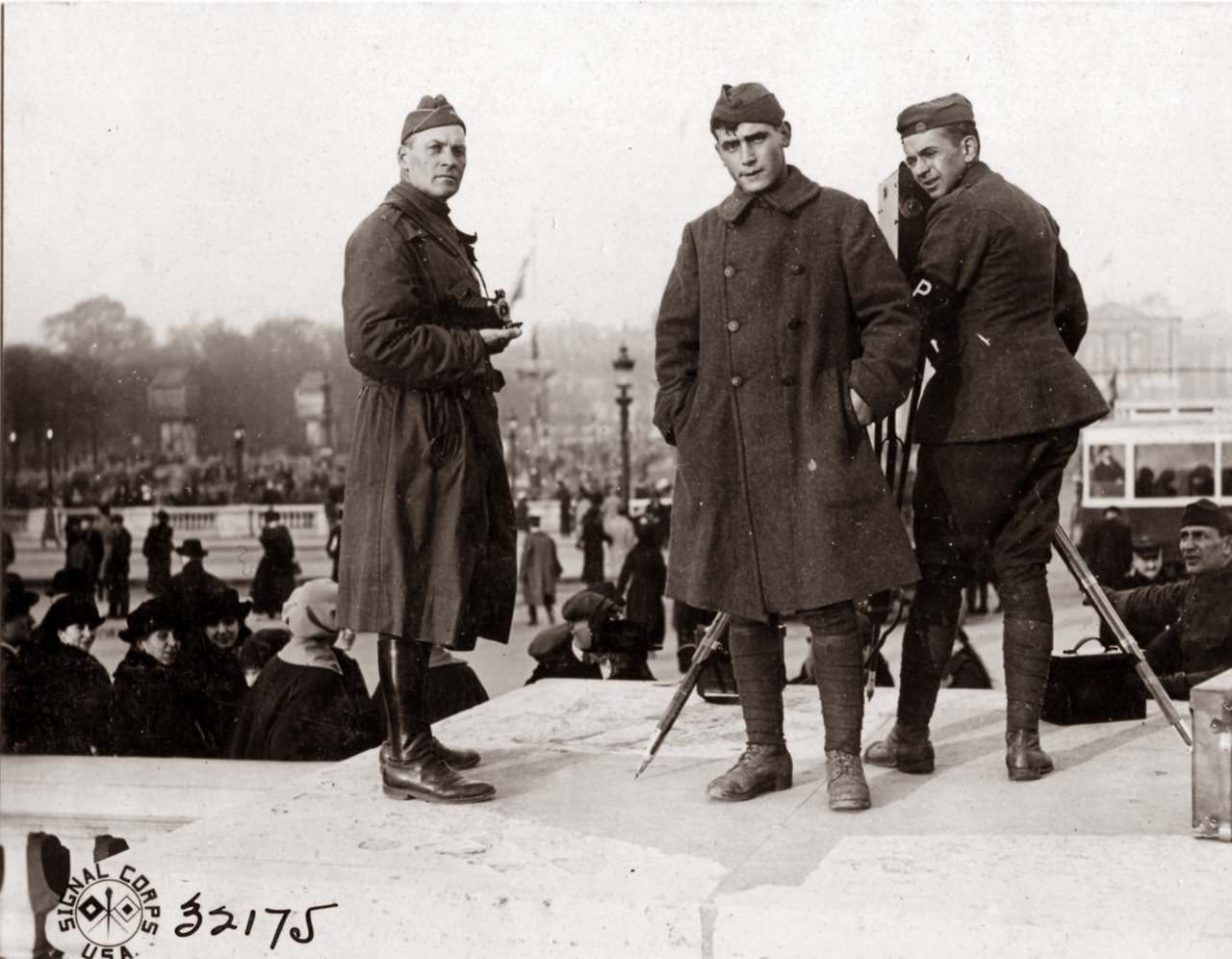 #15 Signal Corps Movie Operator Pvt. Morse photographing passing throngs during celebration of the signing of the armistice, Place de La Concorde, Paris, Seine, Fra.