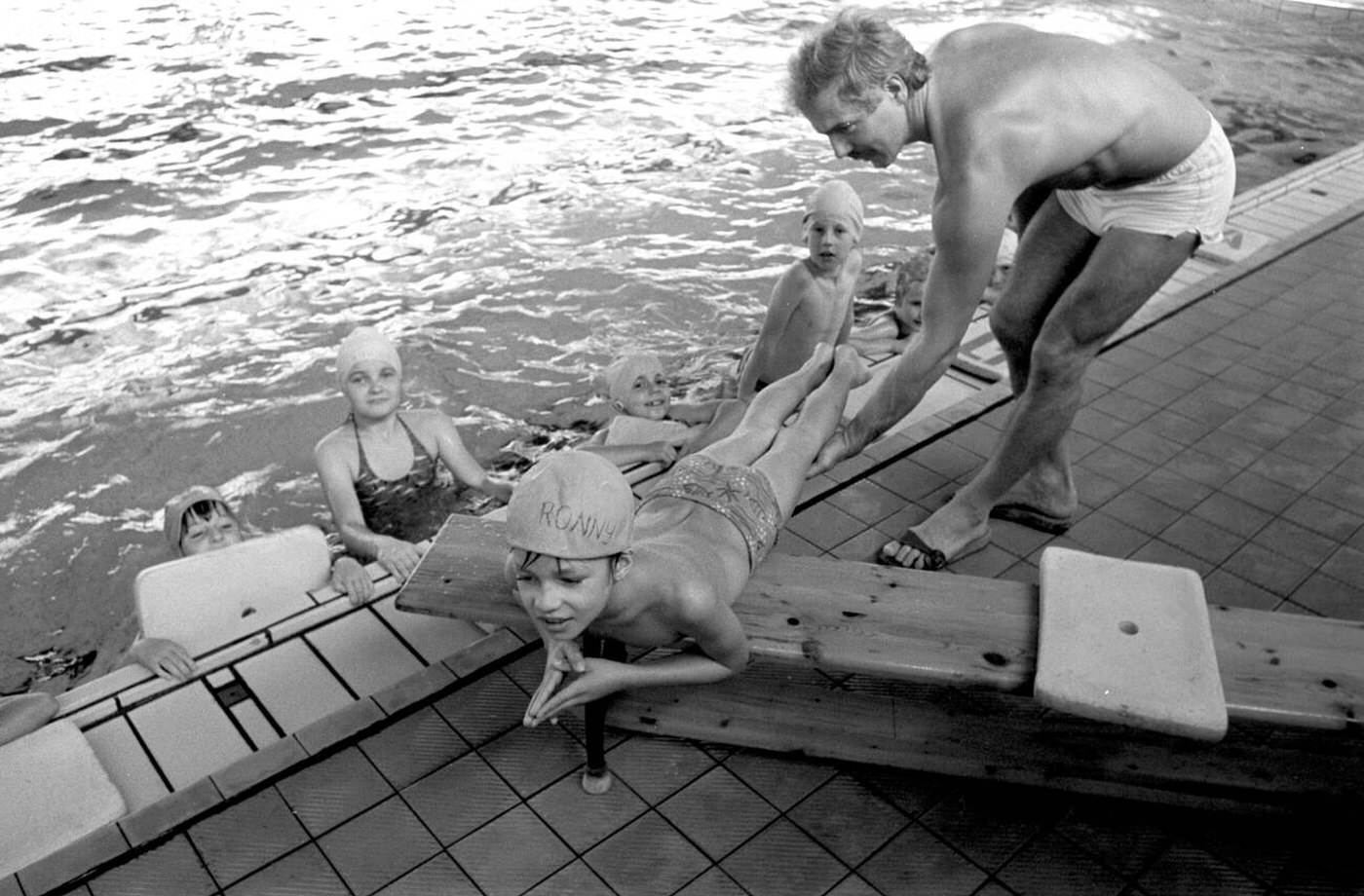#26 Swimming lessons for pupils take place in an Eilenburg public swimming hall, 1983.