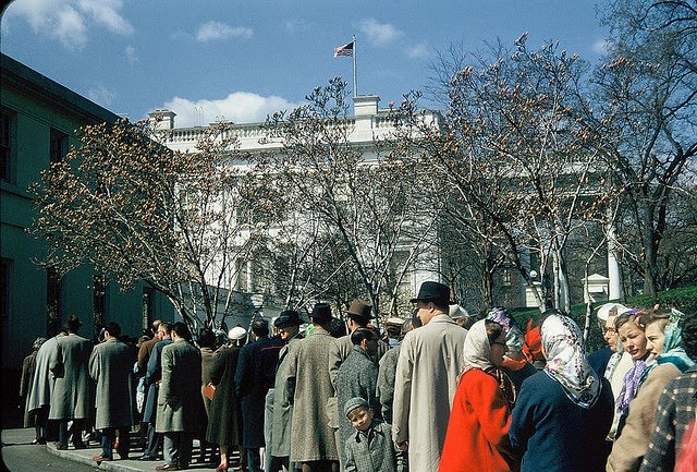 Crowd lined up for White House tour.