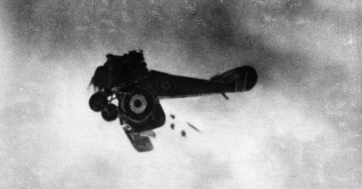 Crashing British airplane in the First World War, 1914-1918.