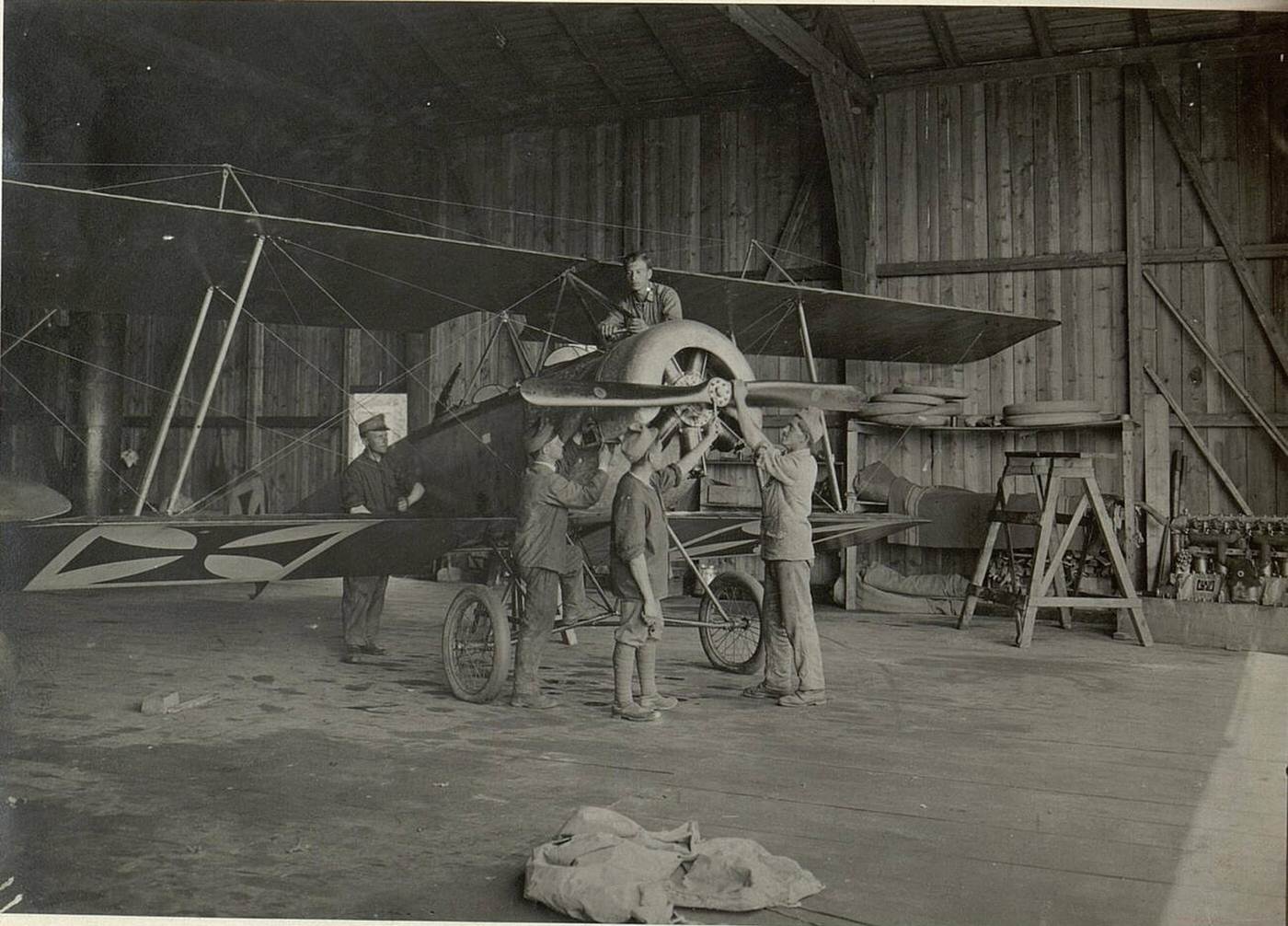 #95 Installing the propeller on a FOKKER biplane in Villach, 1916.